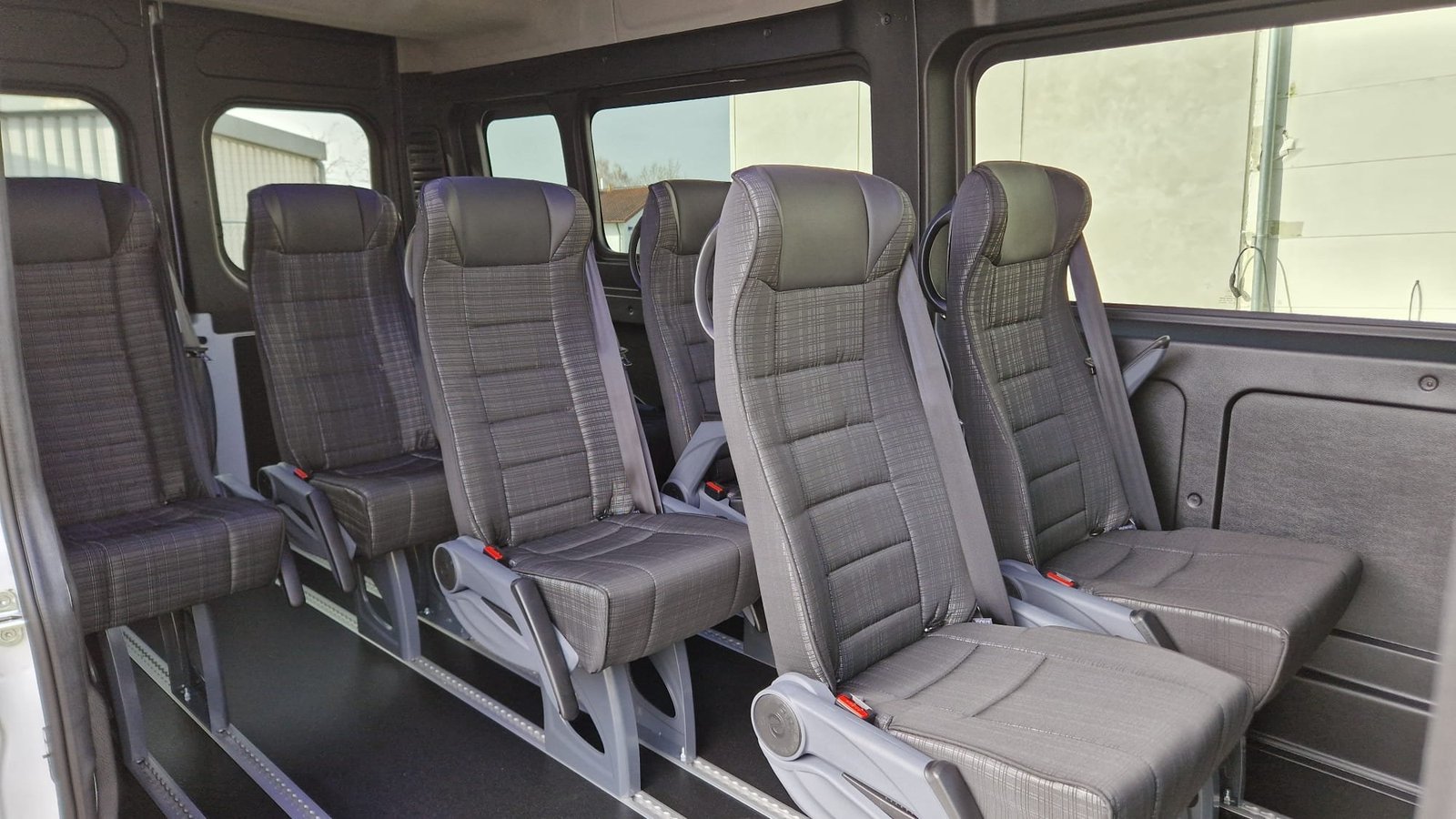 Innenraum unseres Fiat Ducato 9-Sitzers, Baujahr 2026 (Kennz. OM3899), bequeme Sitze für bis zu 8 Passagiere