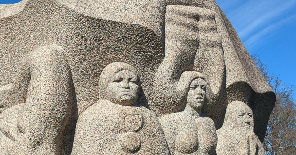 Granitskulptur am Dainu kalns, dem Hügel der Dainas, Turaida, Lettland