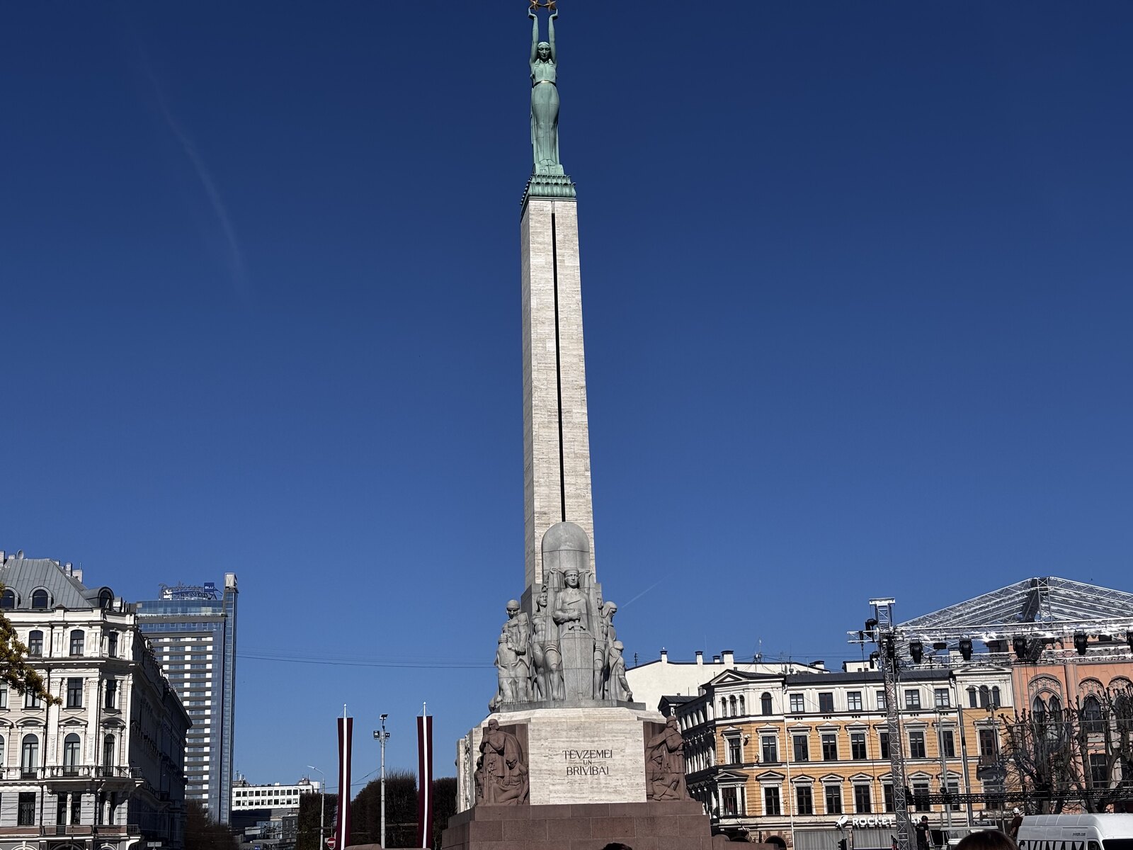 Das Freiheitsdenkmal (Brīvības piemineklis) in Riga, mit Milda, die oben drei goldene Sterne h&auml;lt, Lettland.