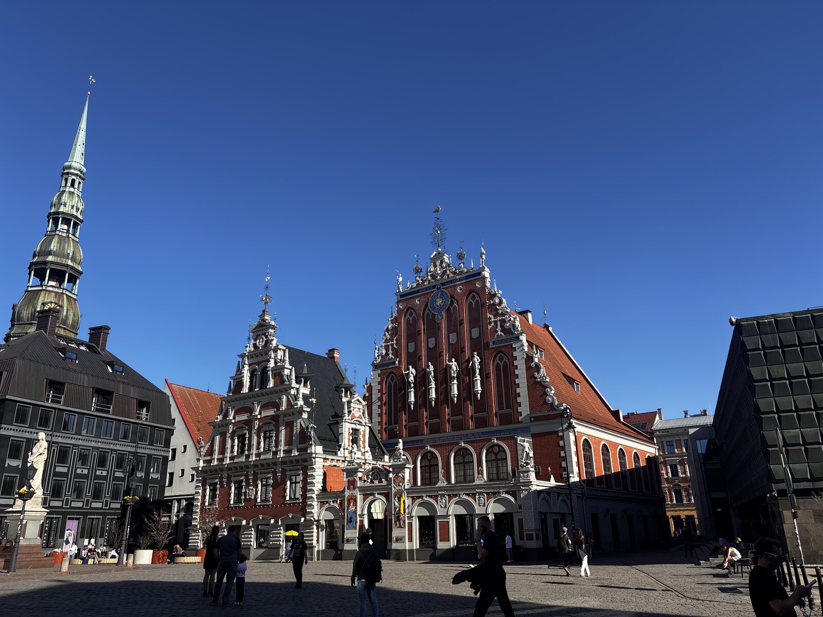 Das Schwarzh&auml;upterhaus (Melngalvju nams) am Rathausplatz, Riga, Lettland &mdash; die kunstvolle rot-wei&szlig;e Fassade im Stil der holl&auml;ndischen Renaissance.