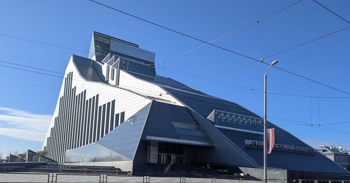 Das Schloss des Lichts — die Lettische Nationalbibliothek, Riga, vor blauem Himmel.