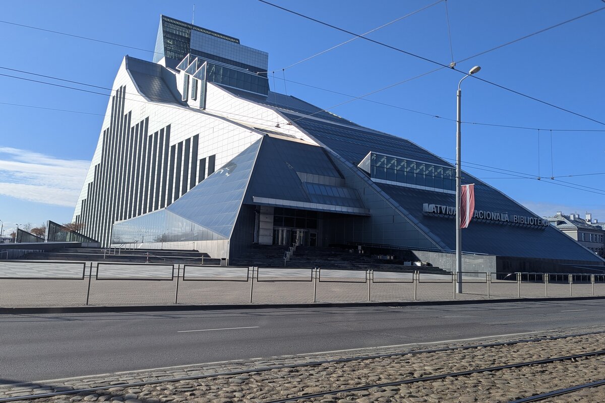 Das Schloss des Lichts — die Lettische Nationalbibliothek am linken Düna-Ufer, Riga