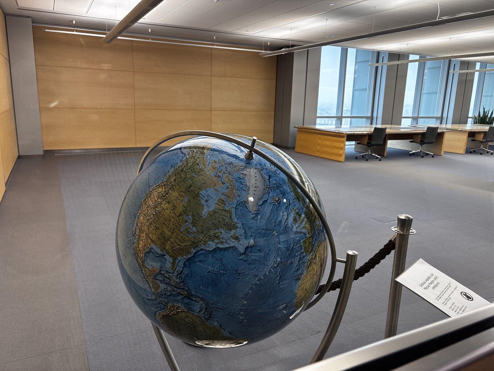 Der Volkslieder-Schrank (Dainu skapis) und der Globus in der Lettischen Nationalbibliothek, in der die 217.996 Daina-Karten von Krišjānis Barons aufbewahrt werden
