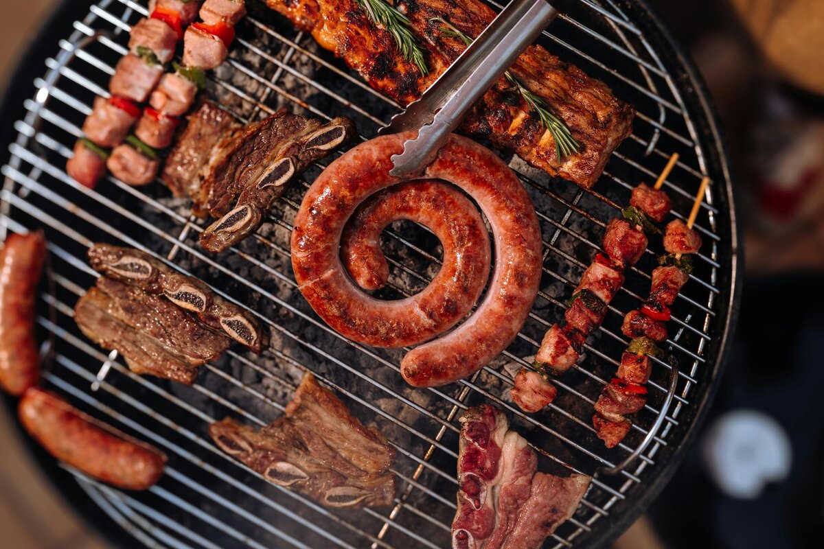 Latvische Grillplatte — Spiralwurst, Schweinerippen, Rinderrippen und Spieße auf Holzkohle: Eckpfeiler der lettischen Küche.