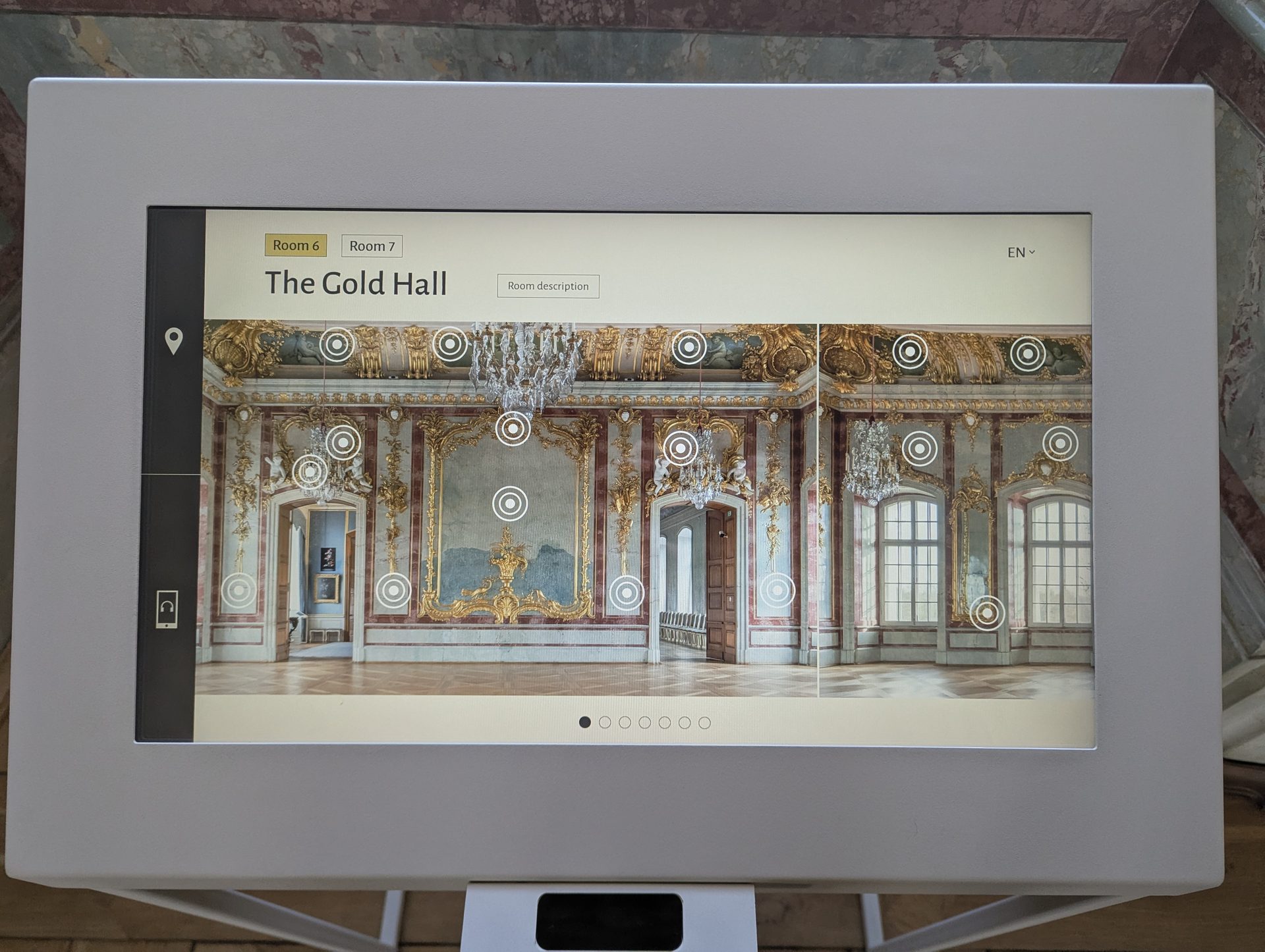 Der Goldene Saal in Schloss Rundāle, Lettland — vergoldeter Stuck, Deckenplafond von Martini und Zucchi.
