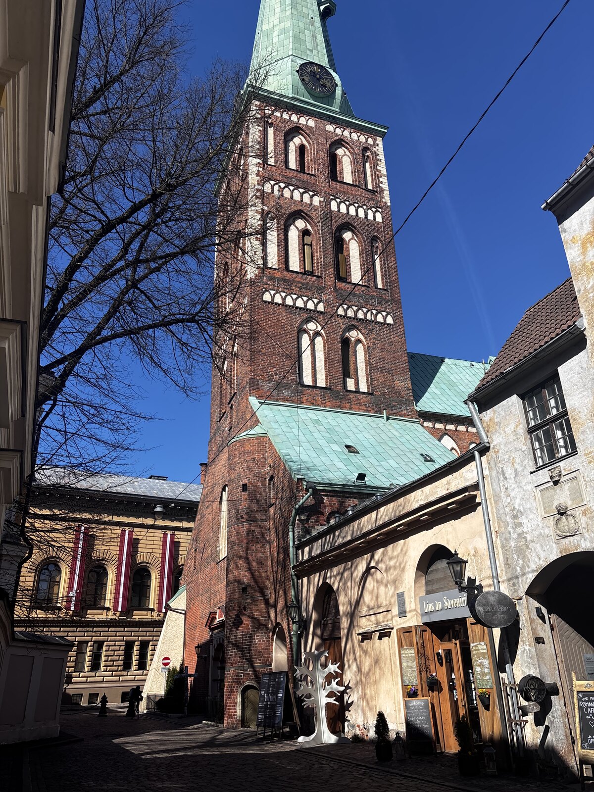 Die Jakobskathedrale (Sv. Jēkaba katedrāle) an der Jēkaba iela in der Rigaer Altstadt, Lettland &mdash; schlanker gotischer Spitzturm &uuml;ber einem Backsteink&ouml;rper.