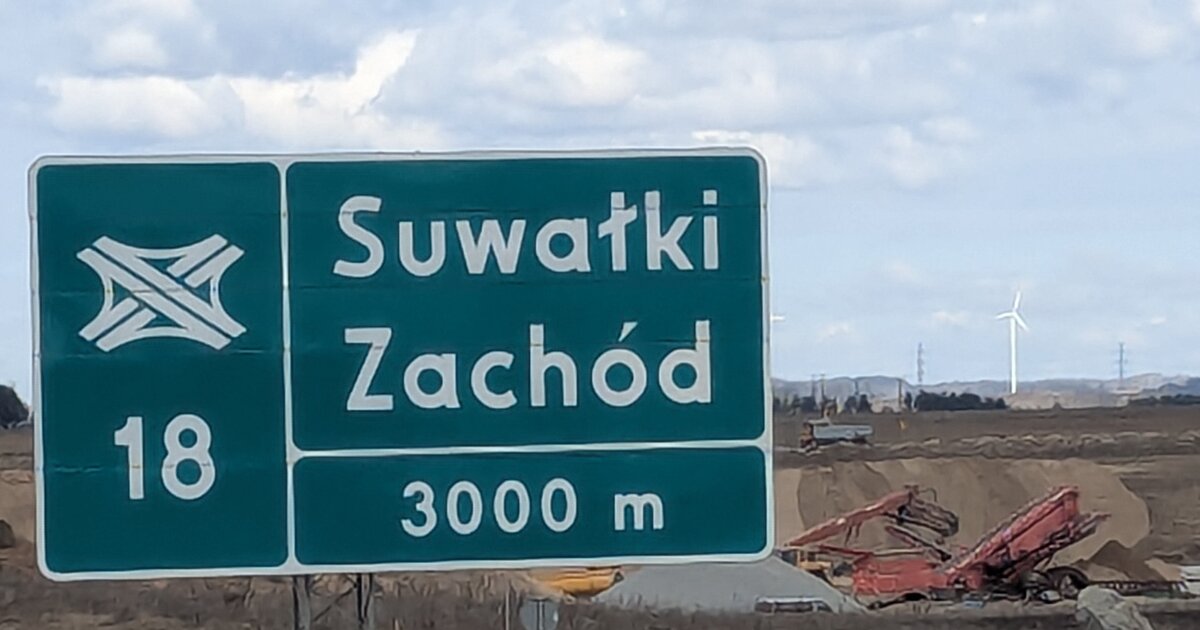 Ausfahrtsschild Suwałki Zachód an der S61 durch die Suwałki-Lücke, Nordost-Polen.