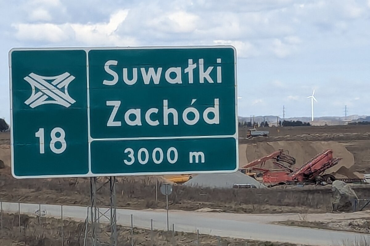 Ausfahrtsschild Suwałki Zachód an der S61 durch die Suwałki-Lücke, Nordost-Polen.