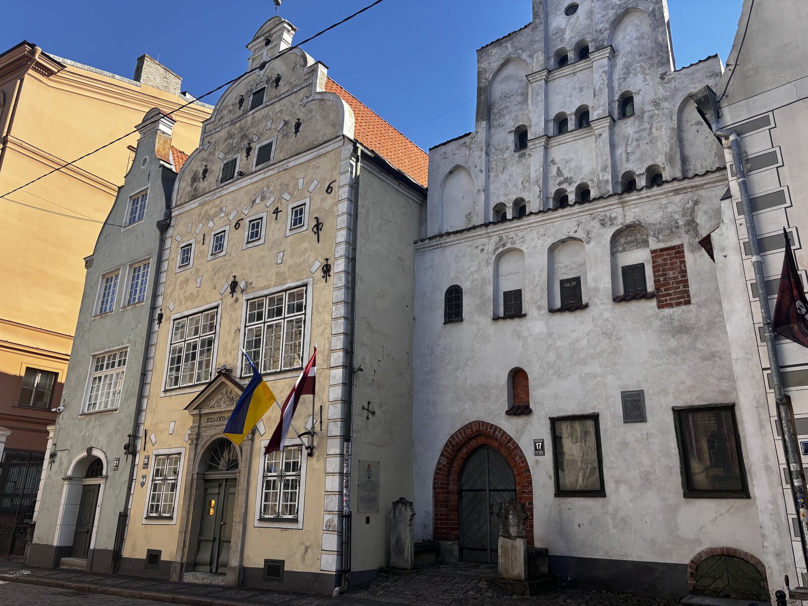 Die H&auml;user der Drei Br&uuml;der an der Mazā Pils iela 17, 19, 21 nebeneinander in der Rigaer Altstadt, Lettland.