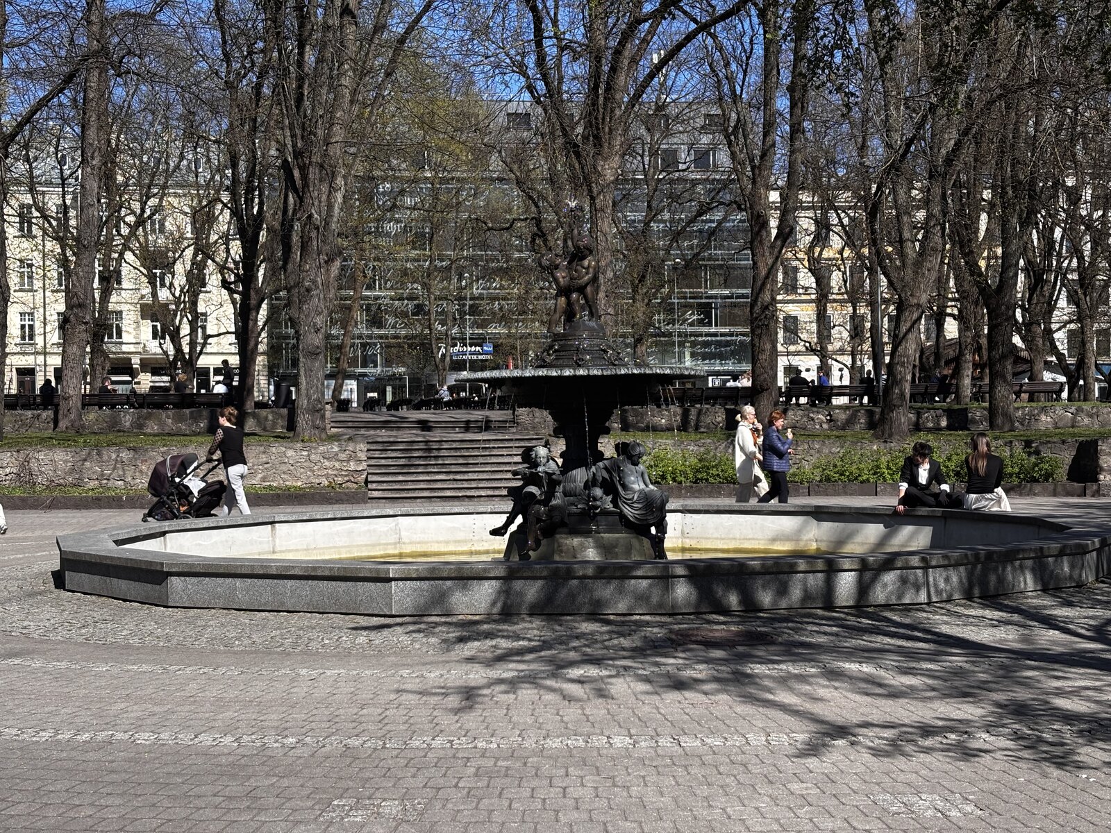 Der zentrale Springbrunnen in Vērmanes dārzs, Rigas &auml;ltestem &ouml;ffentlichen Park, Lettland.