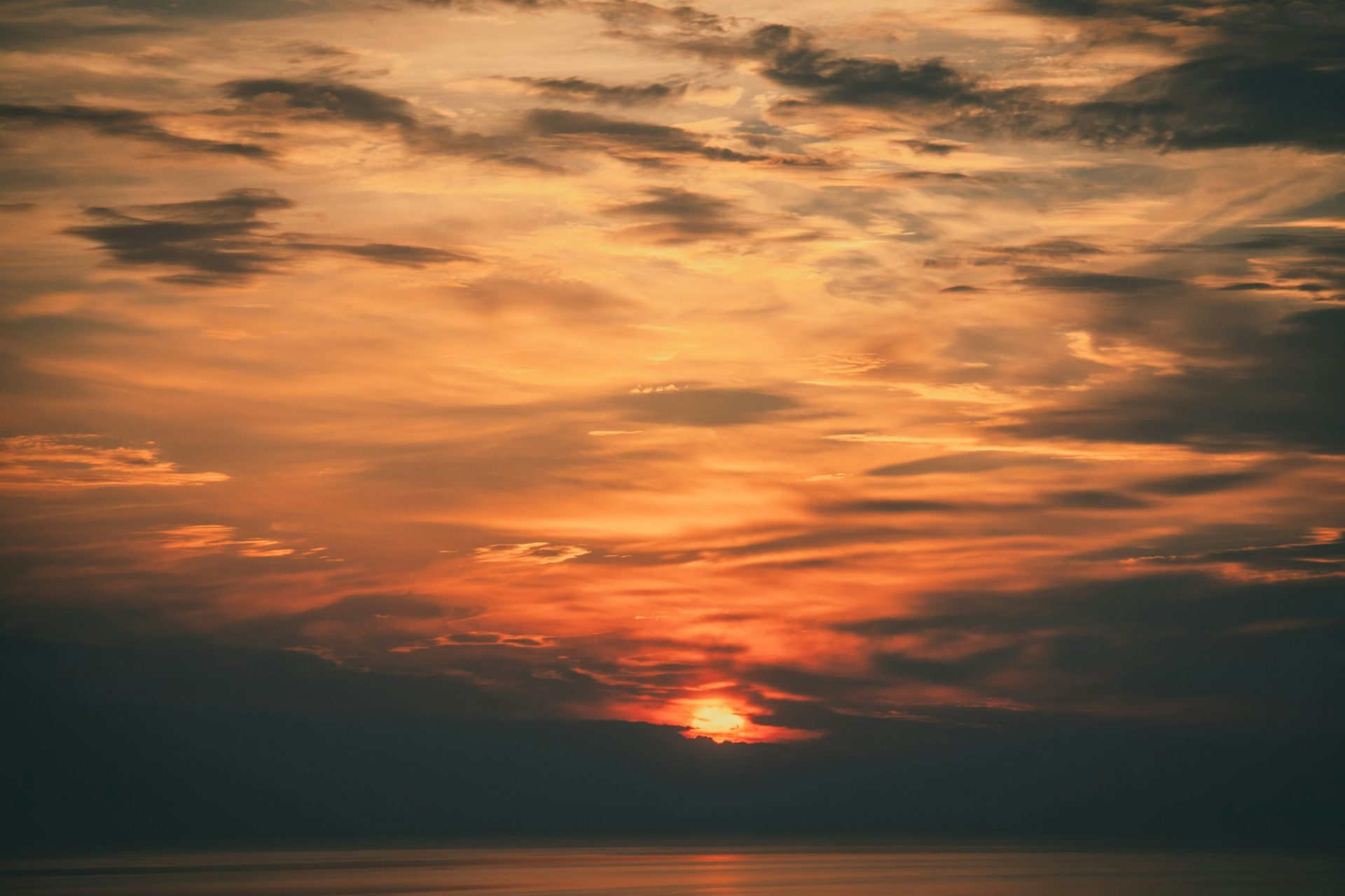 Goldener Sonnenuntergang über der Ostsee am Strand von Jūrmala, Lettland