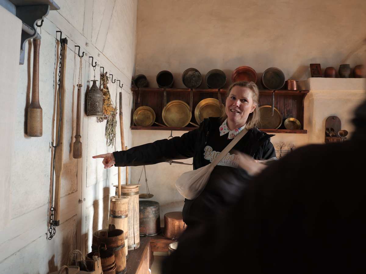 Daiga erklärt an der Burg Bauska