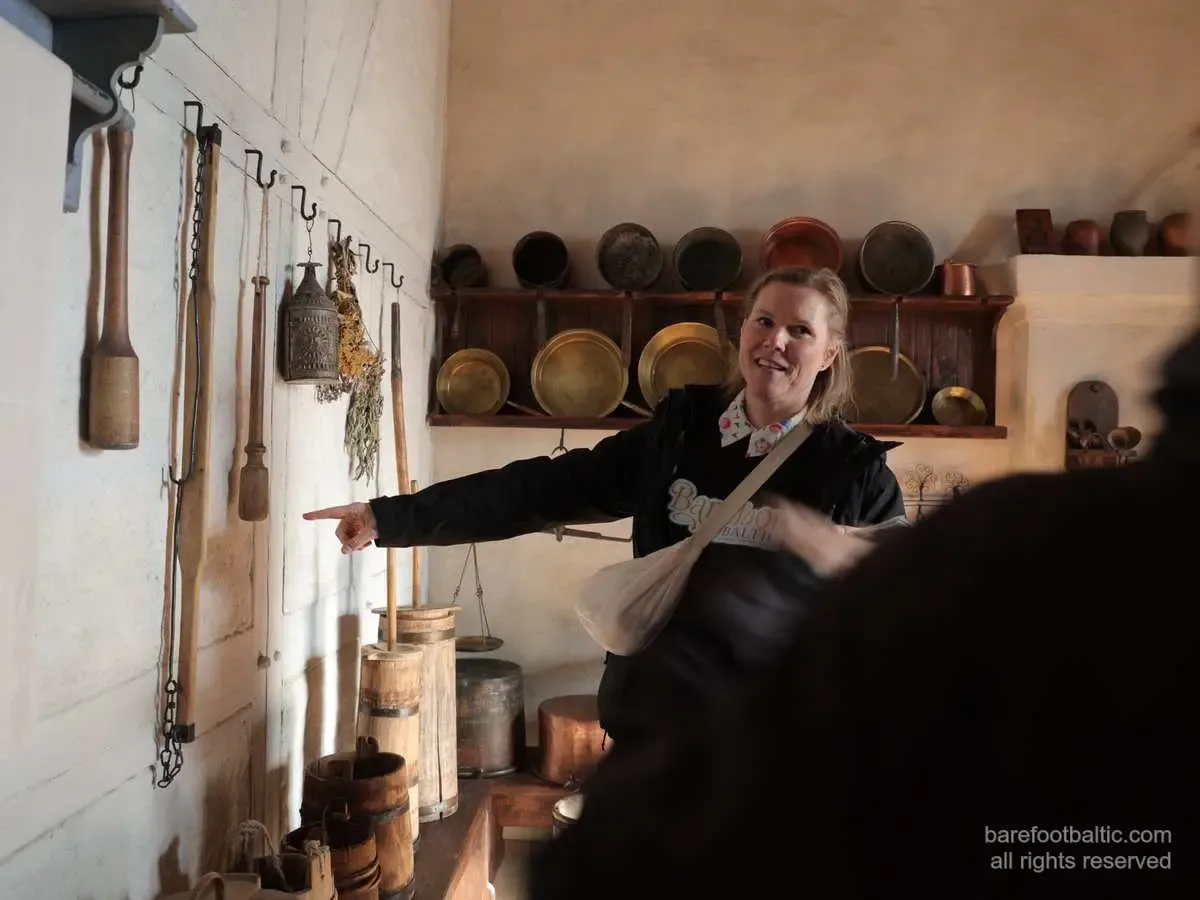 Daiga erklärt an der Burg Bauska