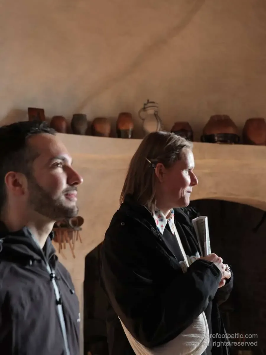 Daiga mit Gast an der Burg