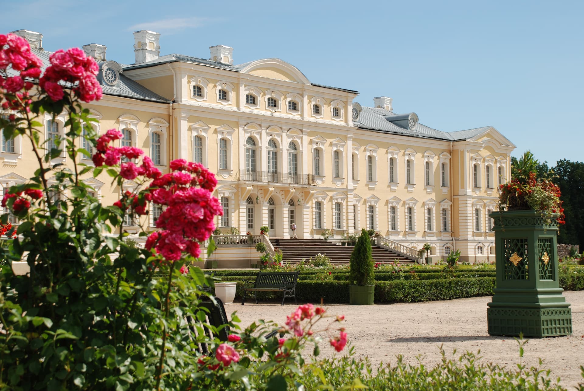 Barocke Rosengärten am Schloss Rundāle in voller Sommerblüte