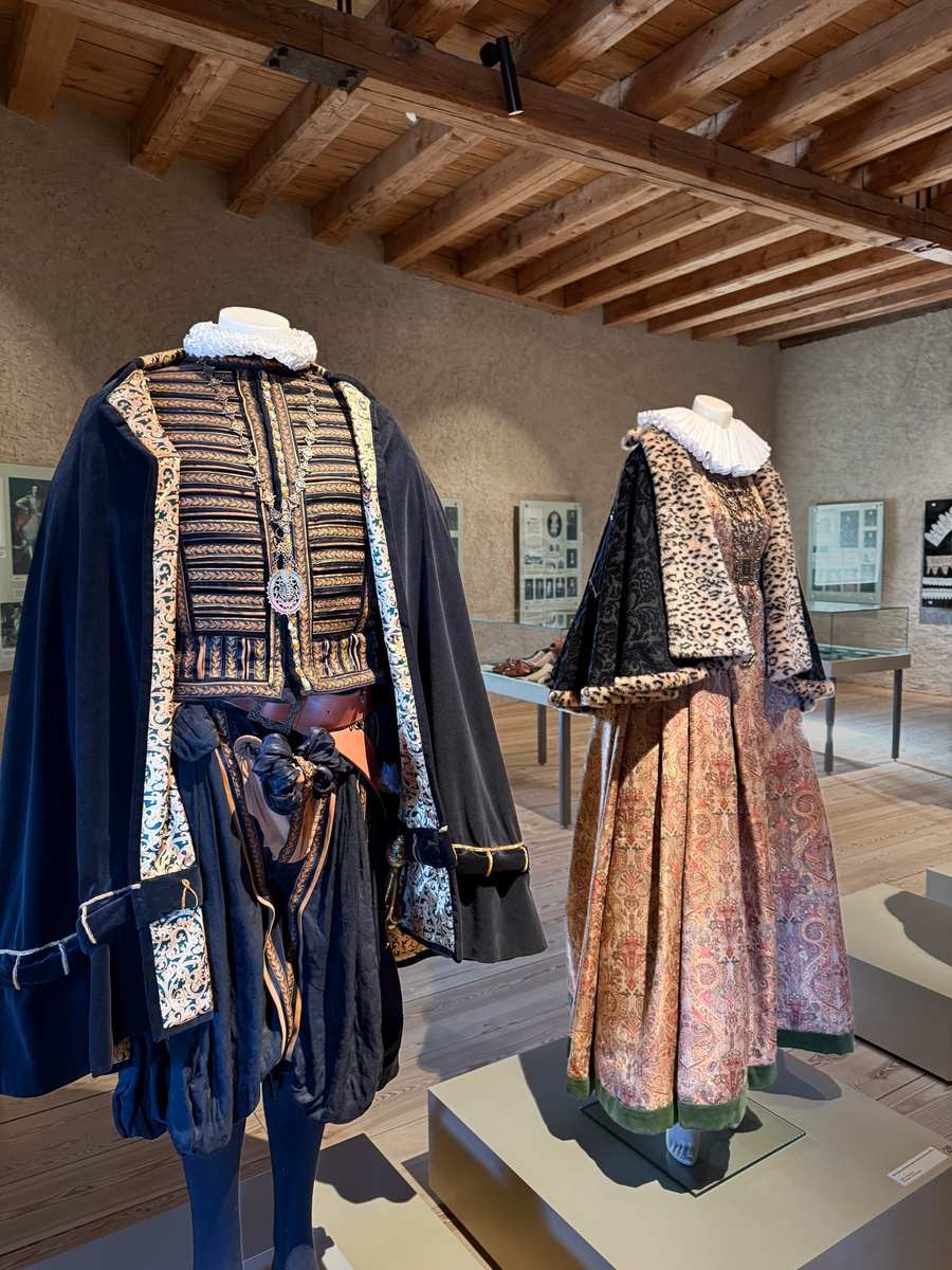 Formale Gärten von Schloss Rundāle mit einer Schicht Winterschnee