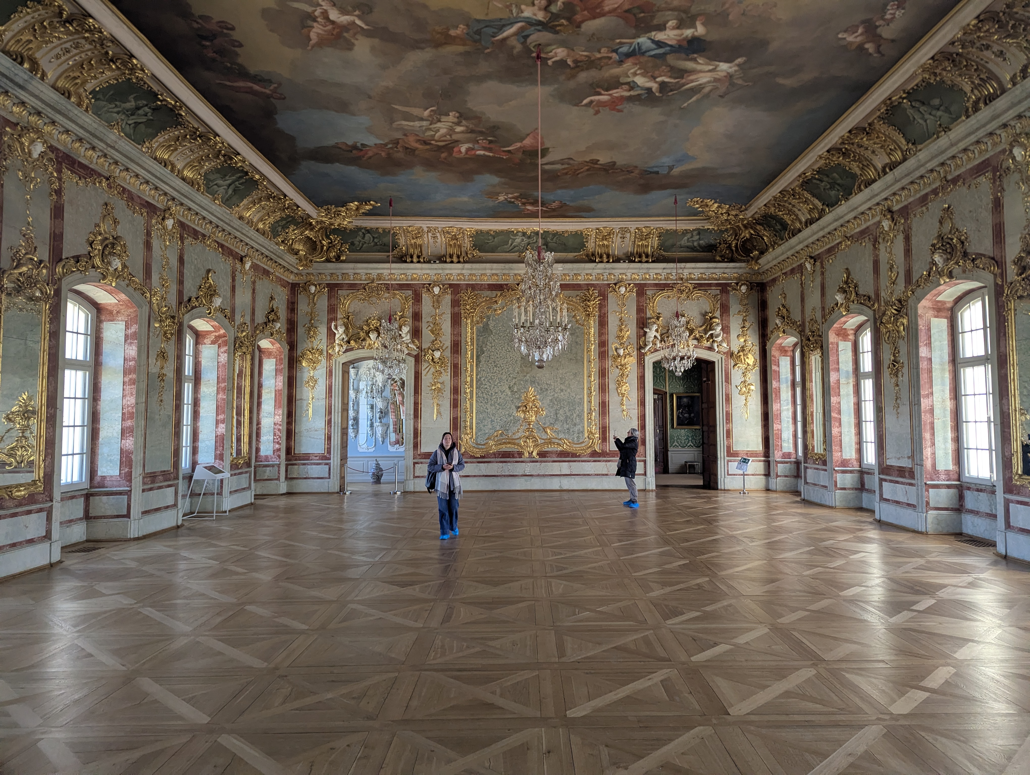 Große Galerie von Schloss Rundāle mit Marmorpilastern und barockem Deckenfresko