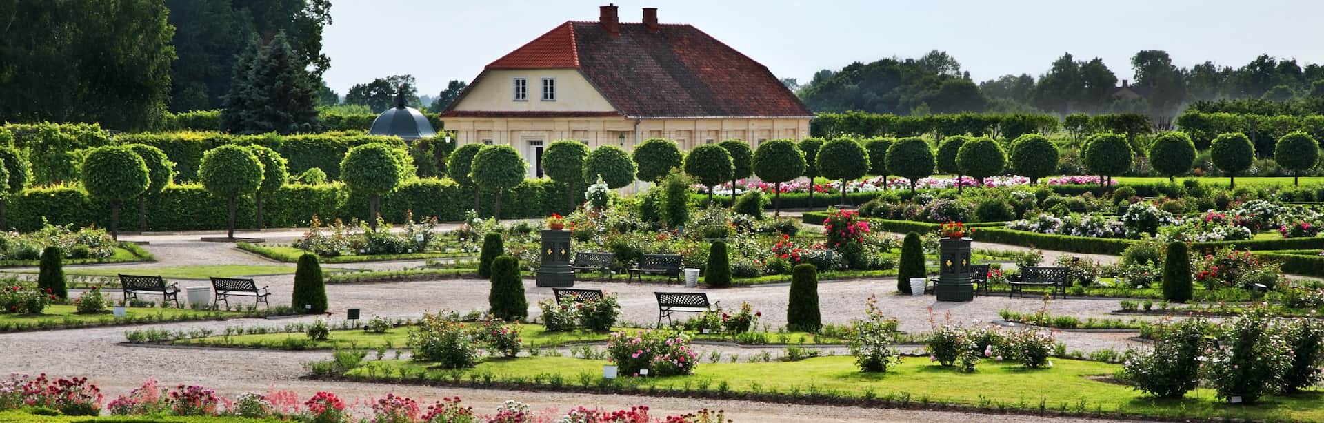 Formaler Rosengarten von Schloss Rundāle mit gepflegtem Formschnitt