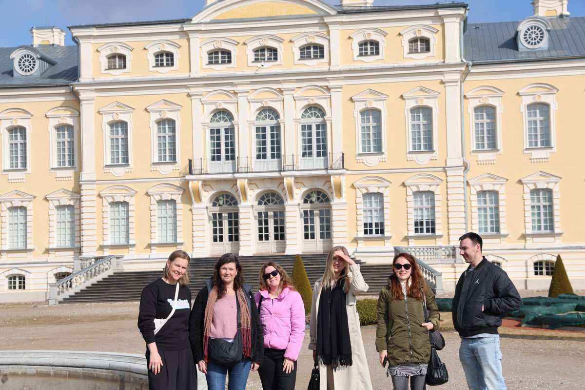 Südfassade und formale Gärten von Schloss Rundāle, Lettland