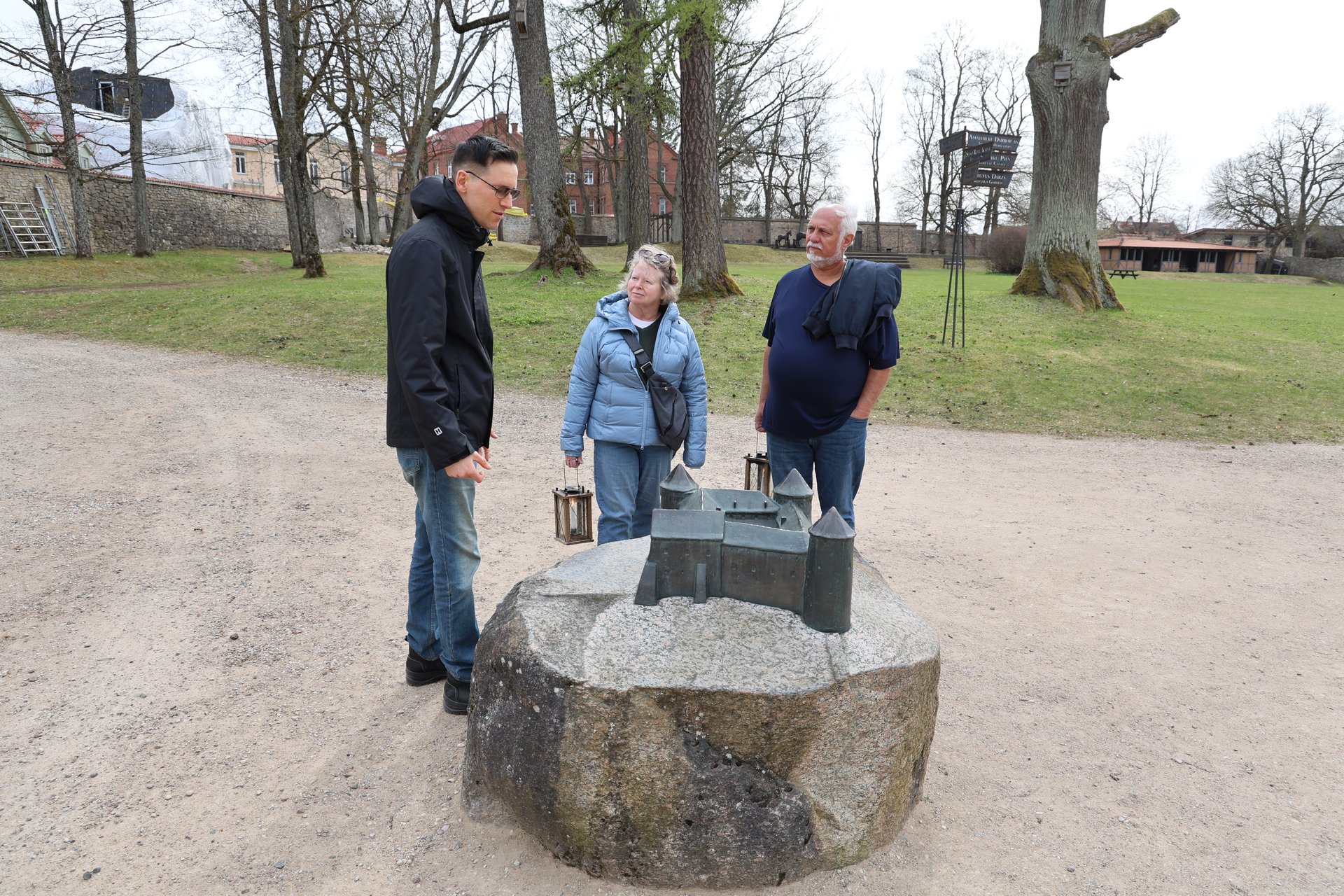 Taktiles Bronzemodell der Burg Cēsis, mit Gästen auf der Stadtführung