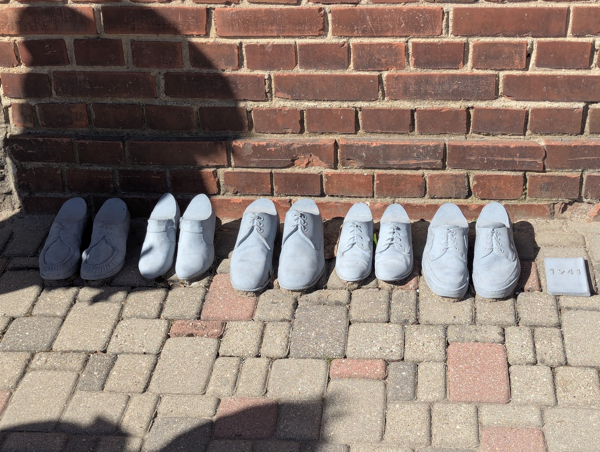 Gedenkschuhe vor dem ehemaligen Haus einer im Holocaust ermordeten jüdischen Familie, Altstadt von Cēsis