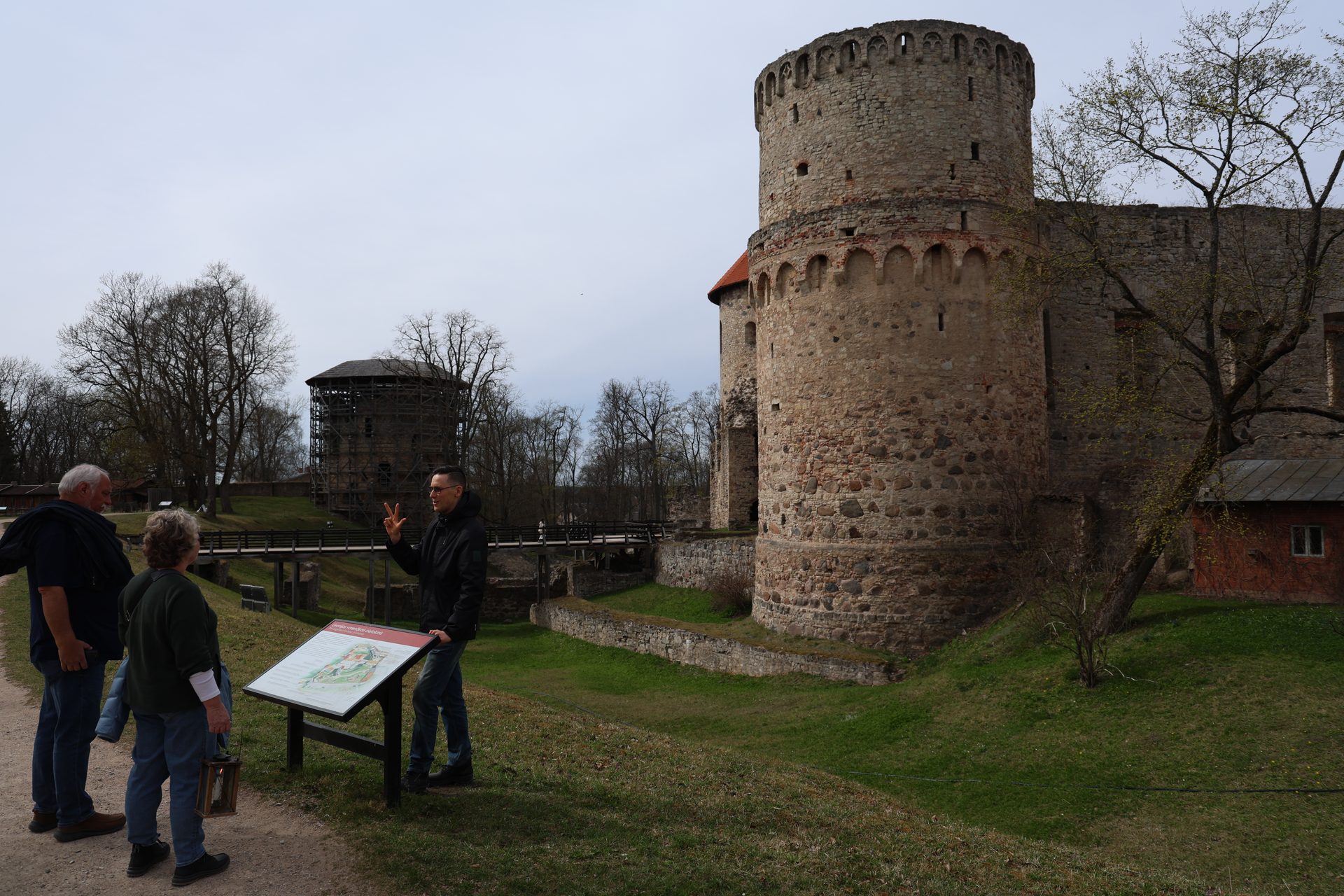 Reiseleiterin erklärt in der Mittelalterlichen Burg Cēsis