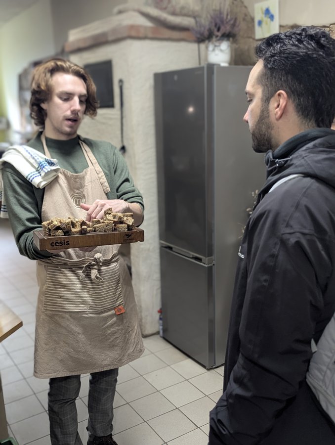 Der Bäcker bei Česu Maize knetet einen Laib traditionellen Roggenbrots