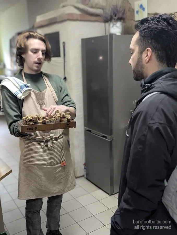 Der Bäcker bei Česu Maize knetet einen Laib traditionellen Roggenbrots