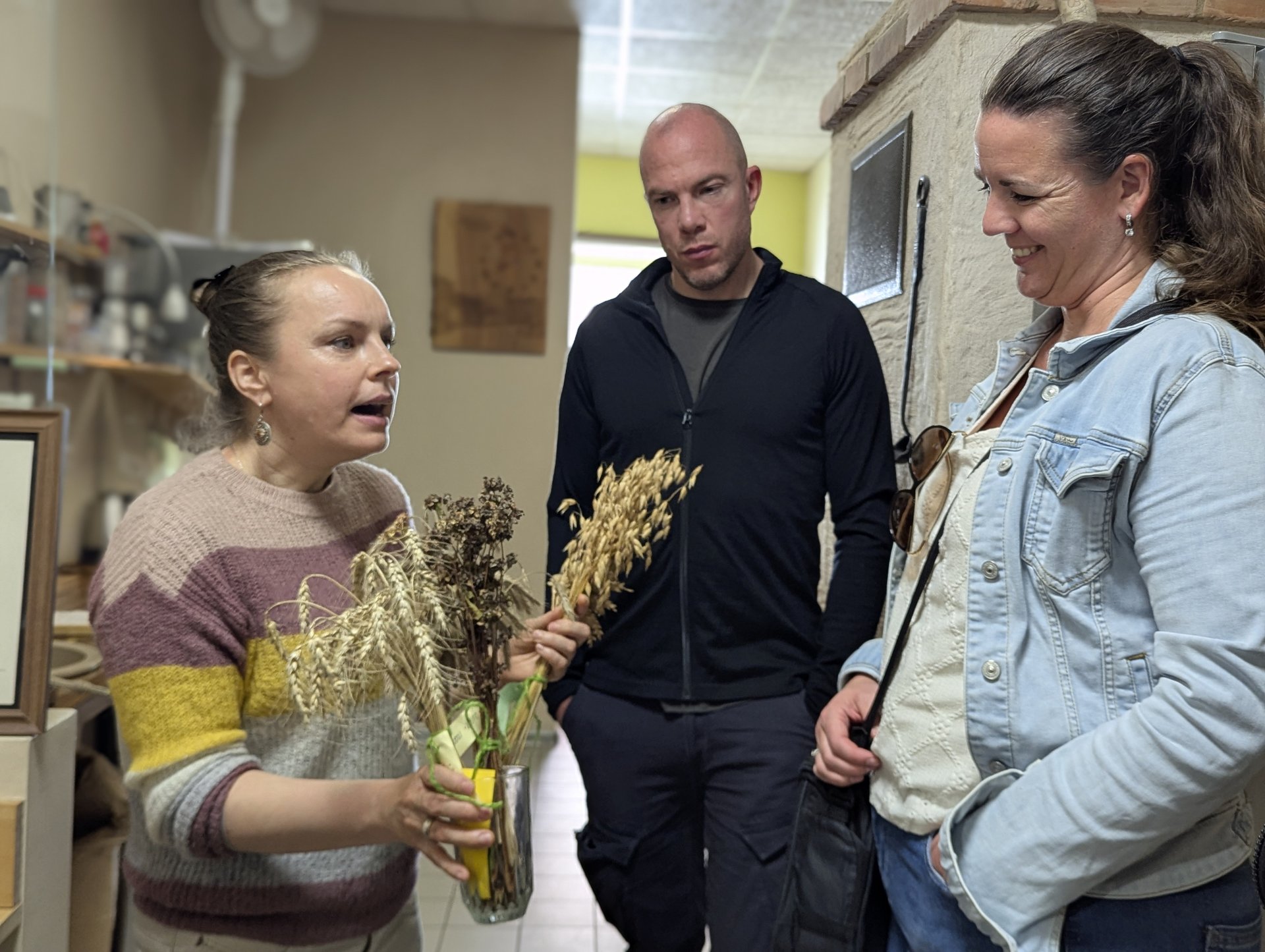 Vorführung mit Getreidehalmen für Gäste in der Bäckerei Cēsu Maize