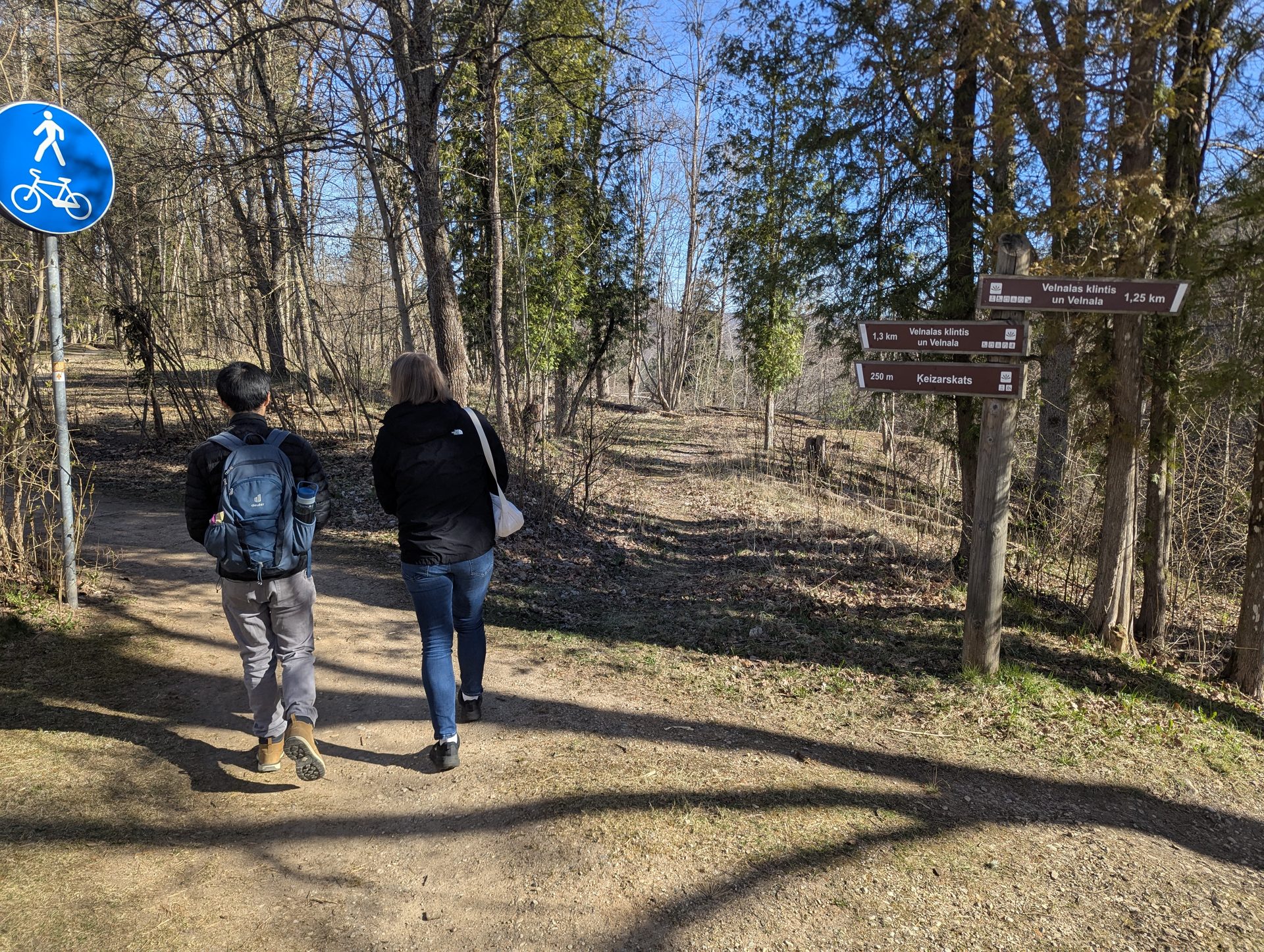 Gäste auf den Wanderwegen im Gauja-Tal nahe Velnu klints