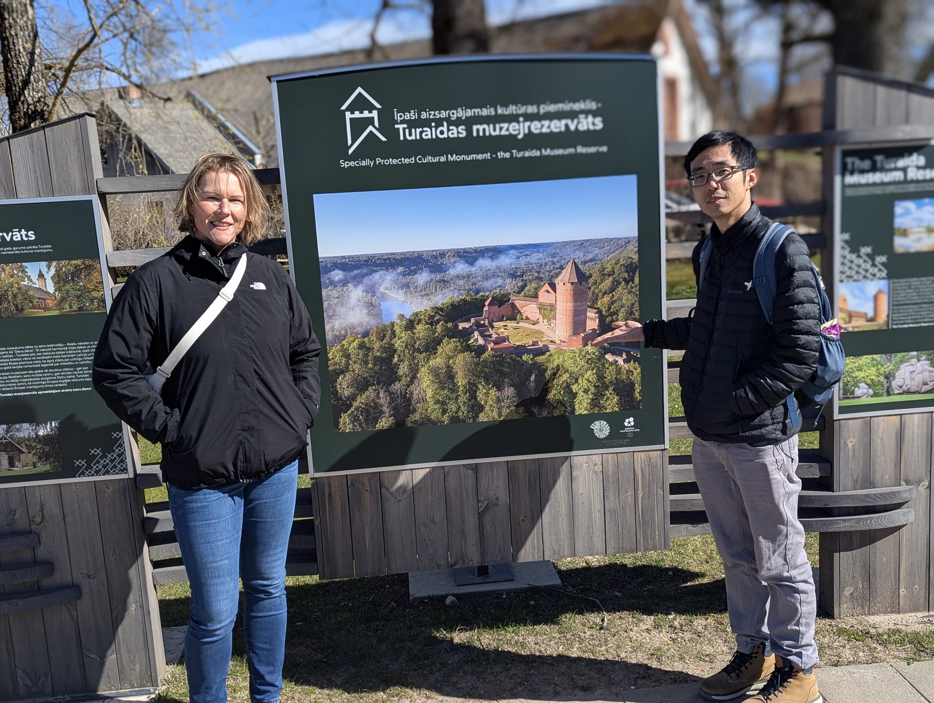 Gäste an der Informationstafel des Krimulda-Wanderwegs