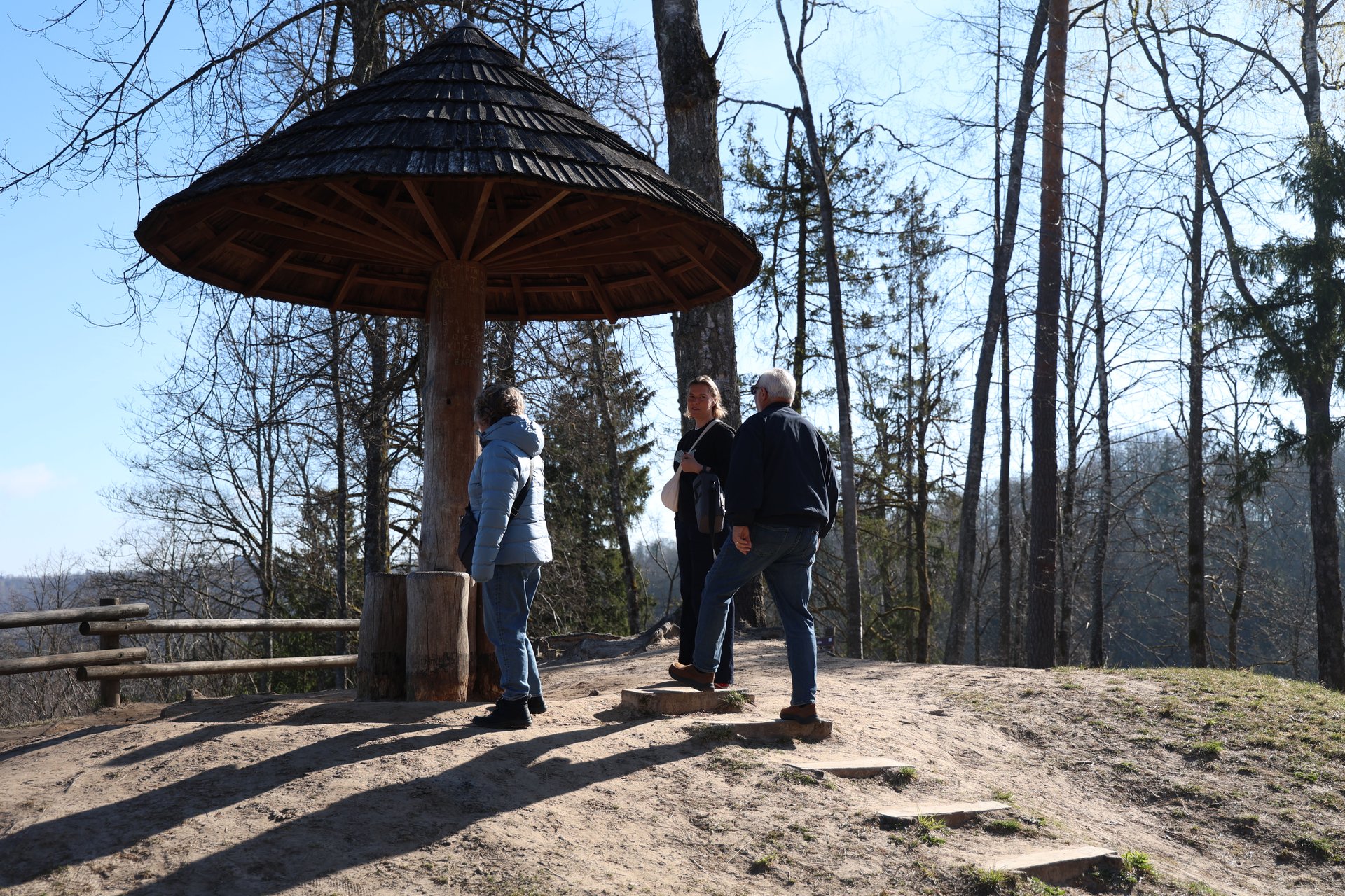 Hölzerner Aussichtspavillon am Krimulda-Wanderweg im Gauja-Tal