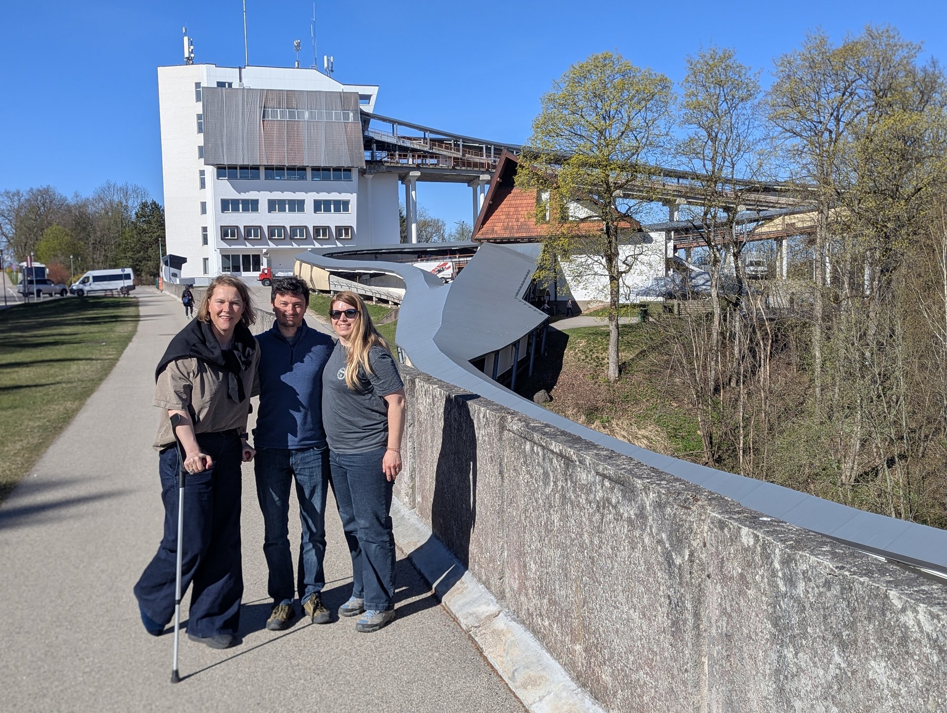 Reisegruppe an der olympischen Bob- und Rodelbahn Sigulda