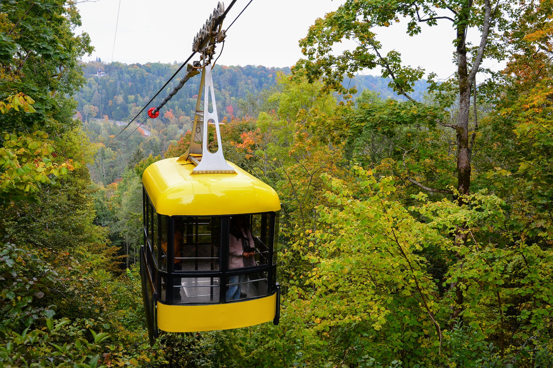 Die gelbe Seilbahn Sigulda überquert die Felshänge des Gauja-Tals