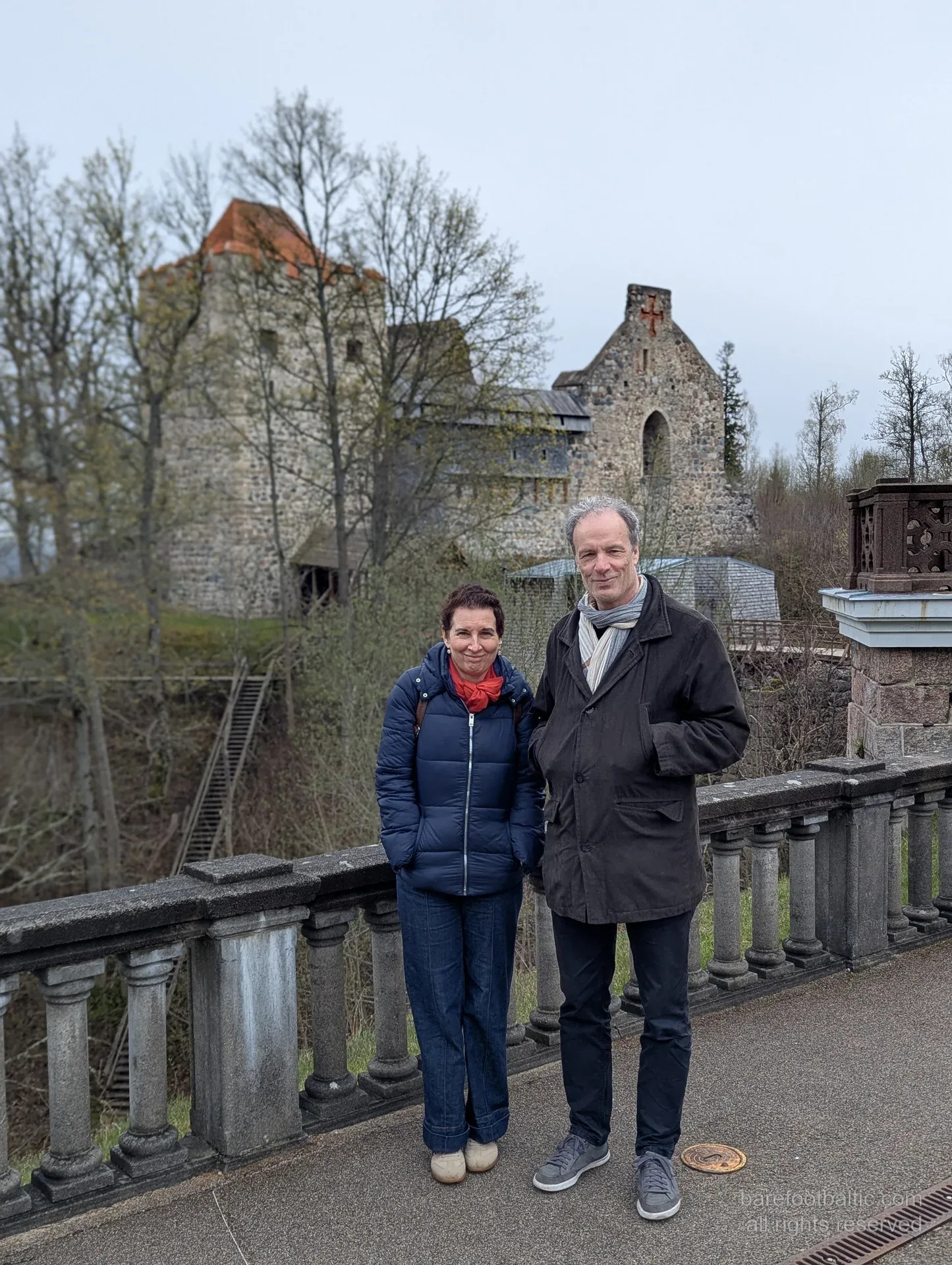 Gäste an der Brücke der Mittelalterlichen Burg Sigulda