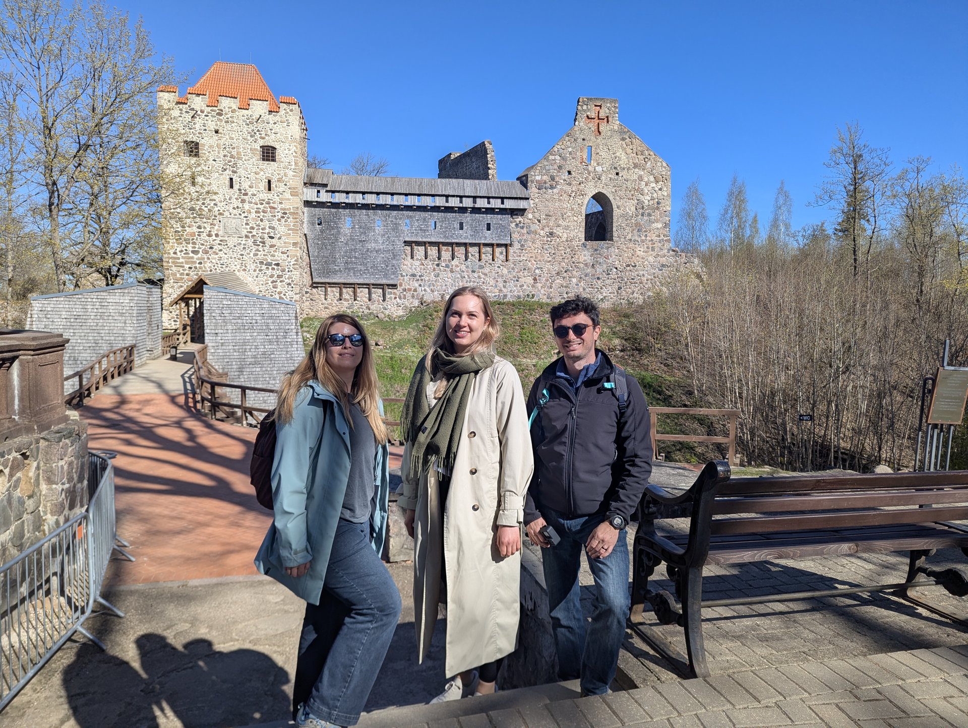 Gäste vor der Burgruine der Mittelalterlichen Burg Sigulda