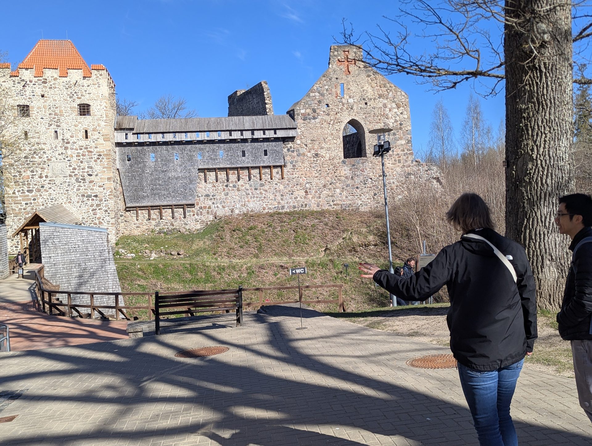 Besucher auf dem Weg zur Burgruine der Mittelalterlichen Burg Sigulda