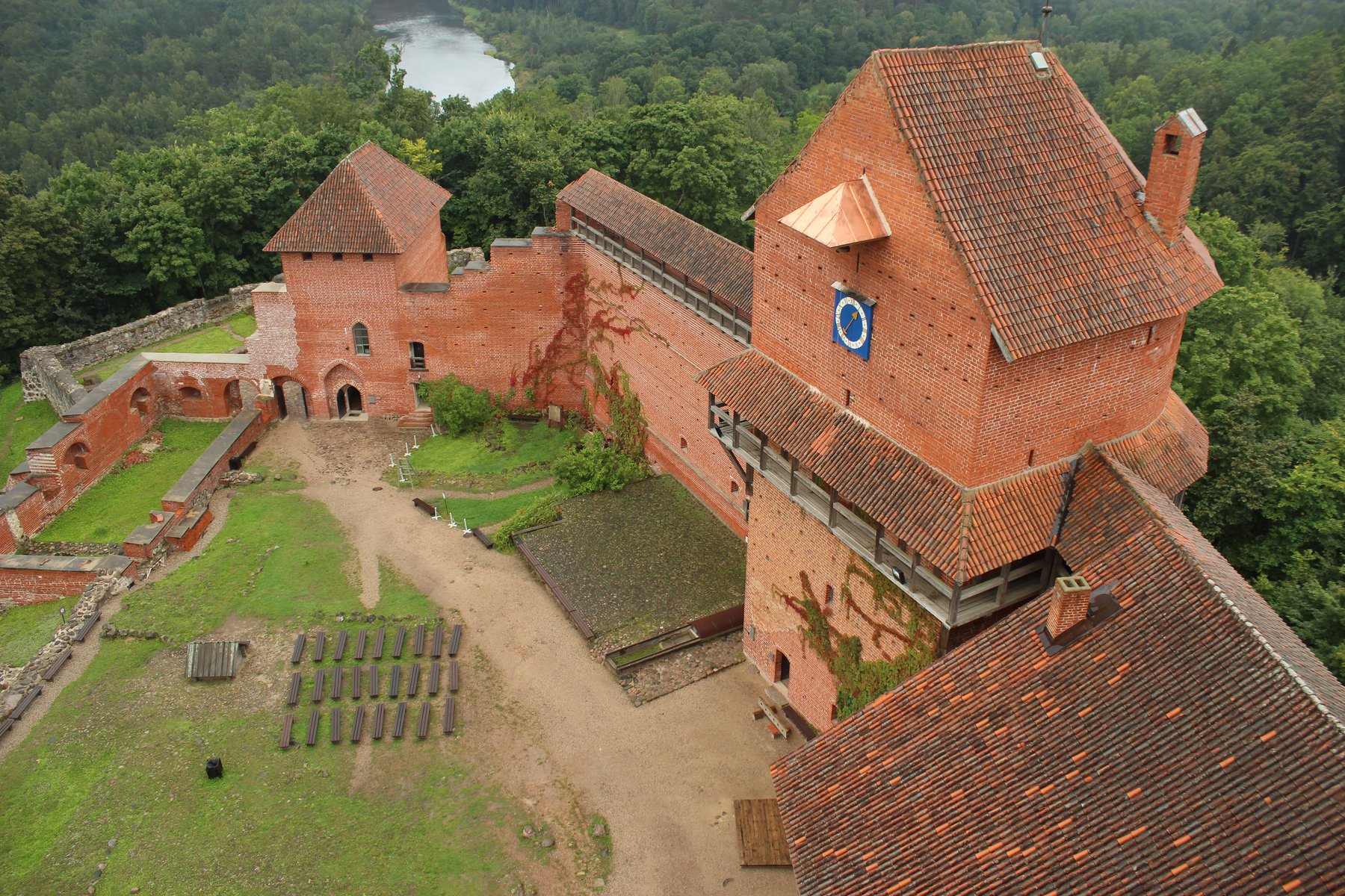 Luftaufnahme der roten Backsteinmauern der Burg Turaida über dem Gauja-Tal