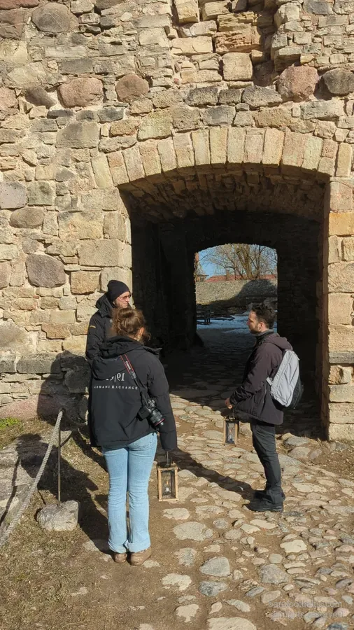 Gast am Torhaus der Burg Turaida