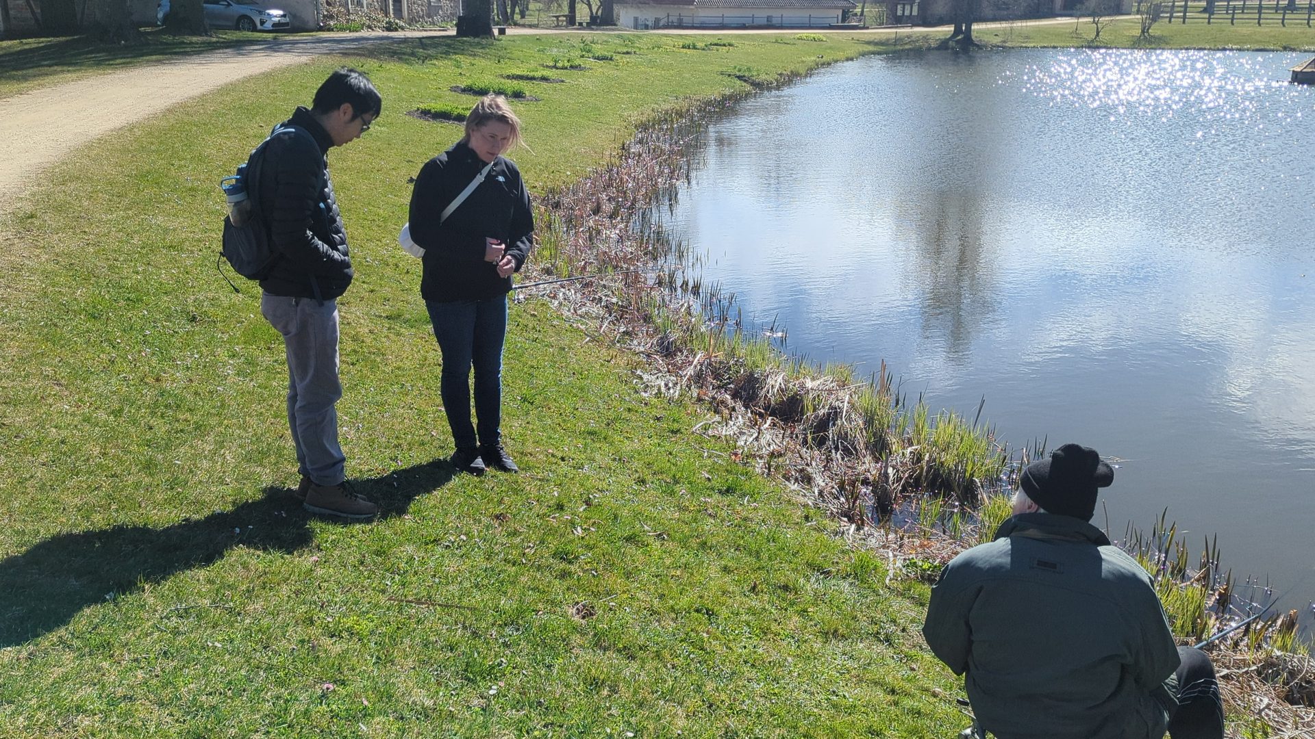 Besucher im Burgkomplex Turaida am Teich