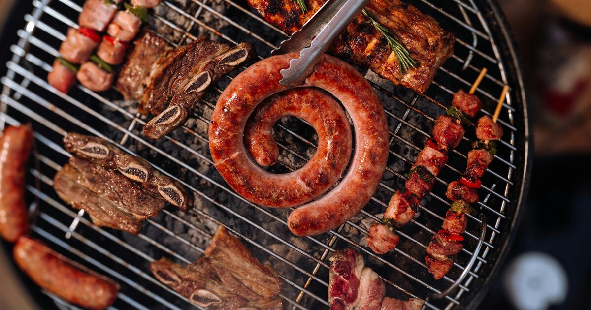 Latvische Grillplatte — Spiralwurst, Schweinerippen, Rinderrippen und Spieße auf Holzkohle: Eckpfeiler der lettischen Küche.