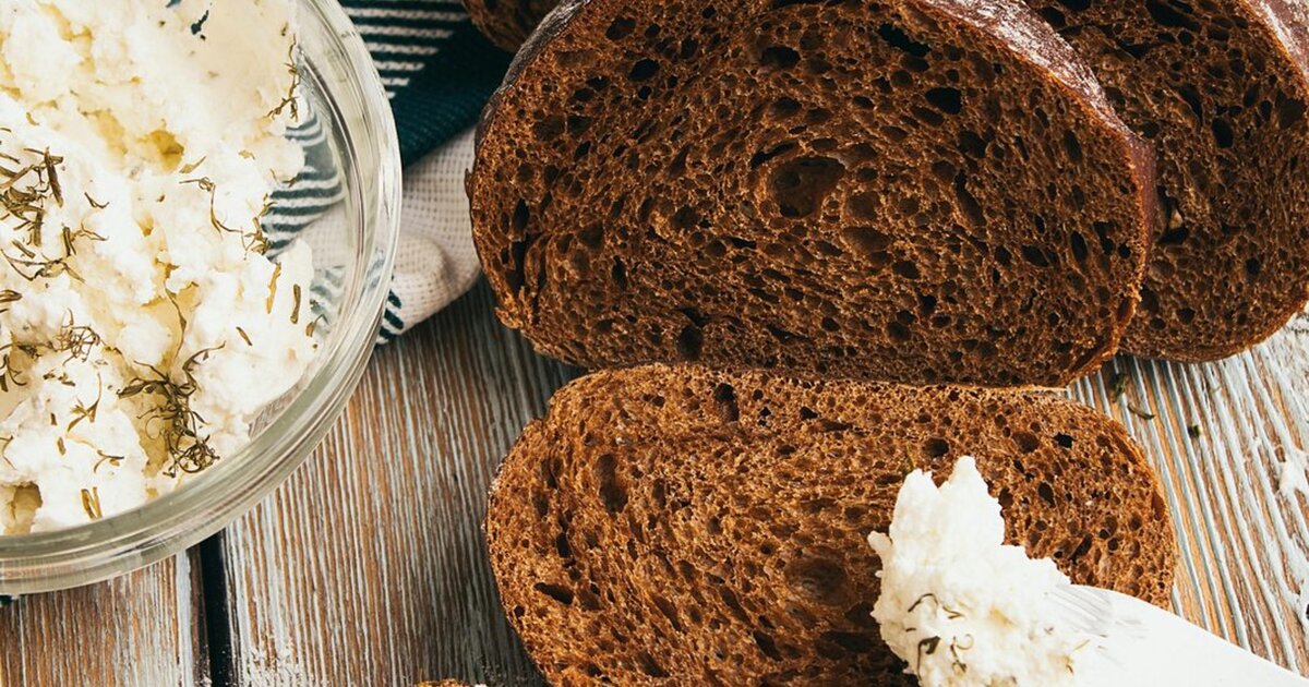 Lettisches Rupjmaize (Roggenbrot) mit Biezpiens (Quark) — Grundnahrungsmittel.