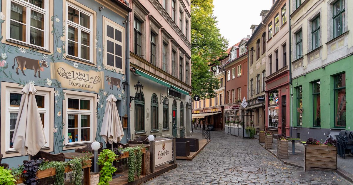 Kopfsteingepflasterte Restaurantstraße in der Rigaer Altstadt.
