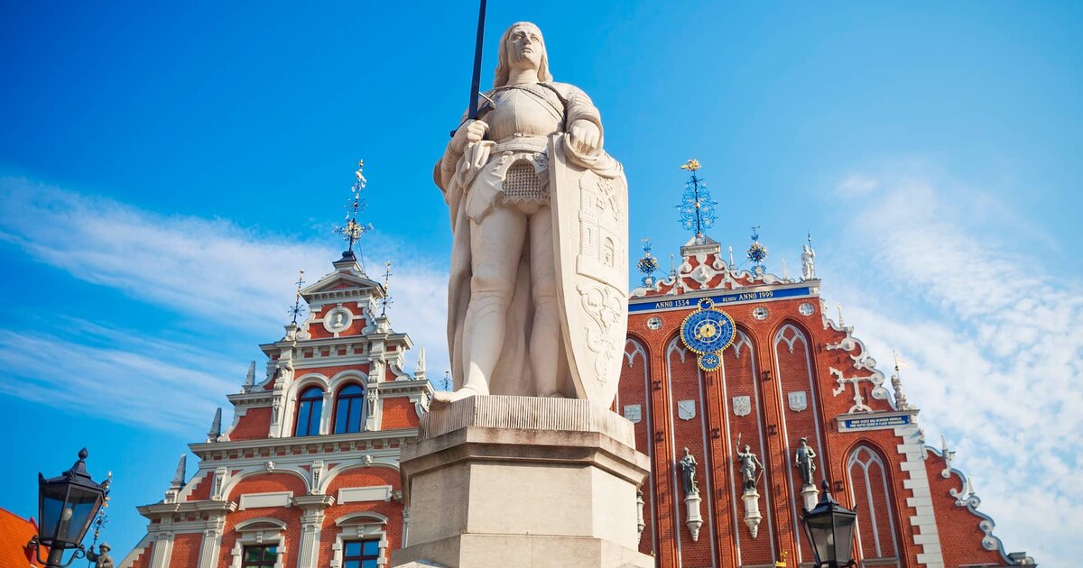 Rolandstatue und Schwarzhäupterhaus in Riga — Vergleich mit Tallinn und Vilnius.